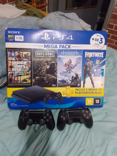Caixa ps4 vazia mais dois controles otimo estado