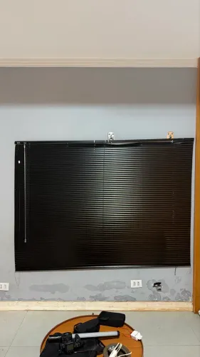 Cortina preta alumínio 1,90m largura x 1,40m altura