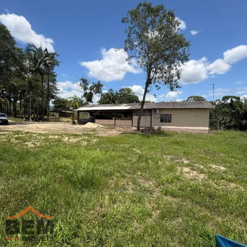 Sitio - Com propriedade de 03 dormitórios