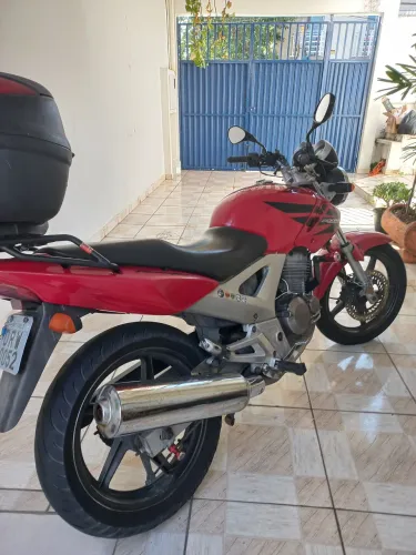 Vendo uma twister 2006 com apenas 60 mil km rodados,  toda revisada,  bateria zerada.