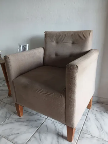 Poltrona com pés de madeira