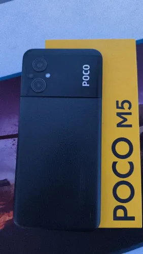 Poco M5 só precisa colar a tela fora isso está em otimo estado