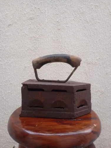 Ferro de passar Antigo a brasa