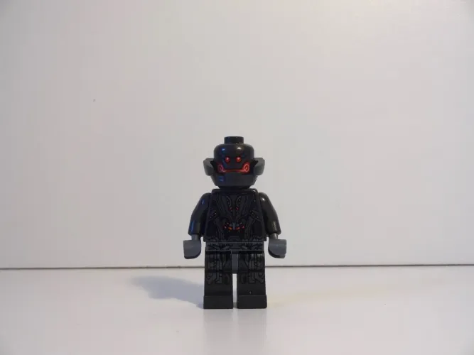 Minifigura Lego Ultron Prime Original Marvel Set 76031 sh0175 Raro