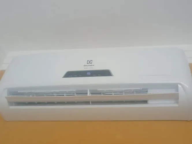 VENDE-SE AR-CONDICIONADO ELECTROLUX 12.000 BTUs - SEMINOVO