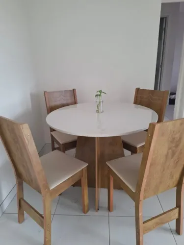 Mesa de jantar redonda com 4 cadeiras