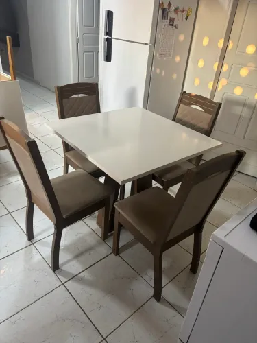 Mesa com 4 cadeiras