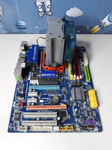 Placa-mãe Gigabyte GA-MA790X-UD4P