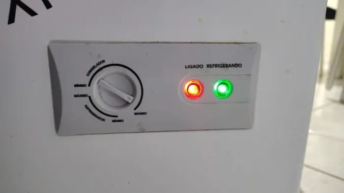 Freezer Frigelar horizontal 247 litros semi novo dupla ação 220 v