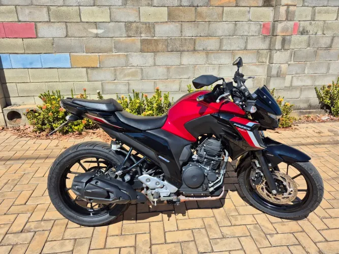 Fazer 250 2024 vermelha