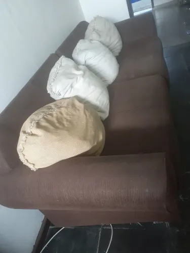 Vendo    .   Sofá   com  almofadas   soltas. 
