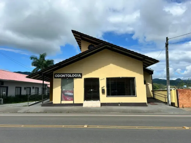 Aluga-se sala comercial com aproximadamente 60m² no Centro de Schroeder