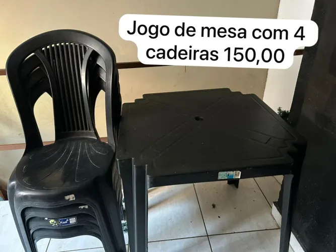 Conjunto de mesa e cadeiras 