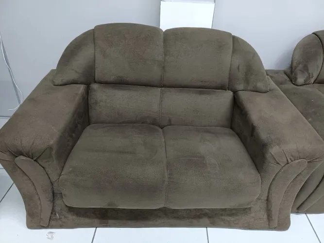 Sofá de 2 lugares. Suede.