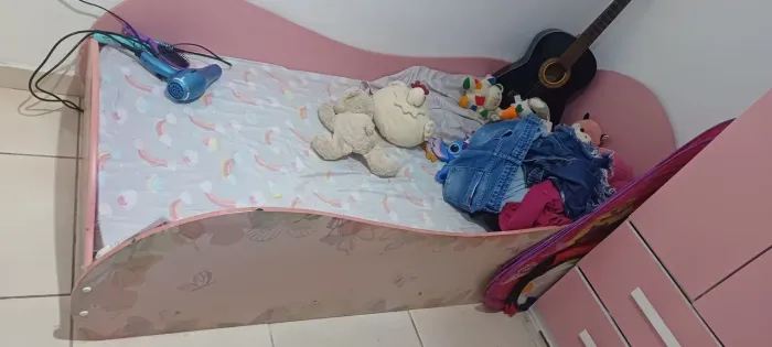 Guarda roupa e cama com colchão infantil