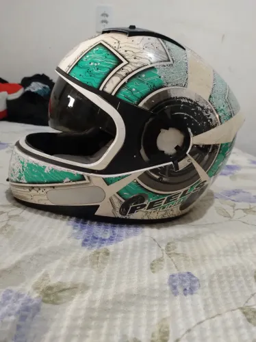 Capacete com óculos novo ,mais sem viseira só 70 reais, vindo buscar 50
