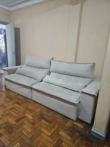 Sofá retrátil tamanho família..