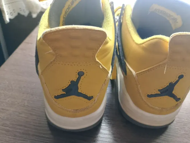 Tênis Nike Air Jordan 4