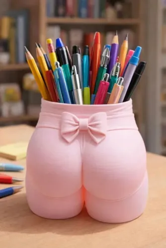 Porta-canetas Divertido Shorts Rosa - Decoração Única para Escrivaninha