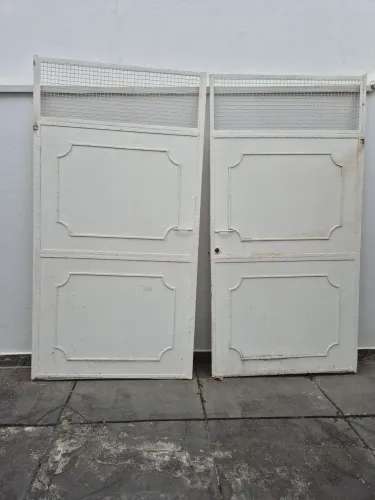 Vende -se Portão de ferro maciço, 2.60 larg por 2.50 alt