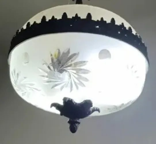 Grande lustre luminária Bronze vidro leitoso ricamente trabalhado comporta duas lâmpadas *