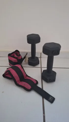 2 caneleiras e 2 halteres para treino