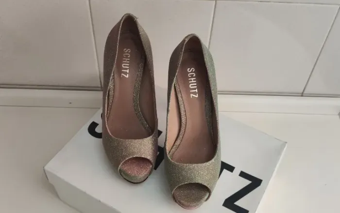 Sandália plataforma schütz furta cor