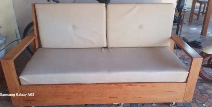 Sofa, em madeira de Angelin Pedra