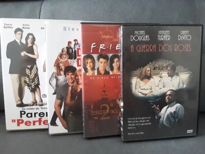 4 DVDs comédia Guerra dos Roses, Friends, 12 é Demais Parentes Perfeitos - Ler Anúncio