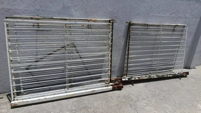 Portões de ferro