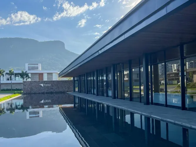 Terreno 376m² em Condomínio - Pedra Branca - PLC