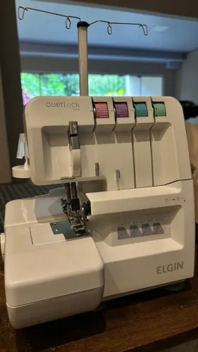 Máquina de costura elgin overlock 1000