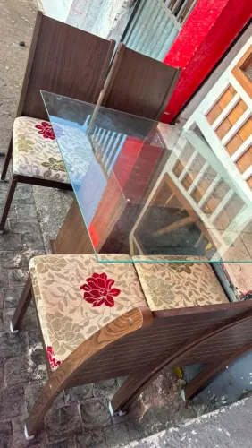 Mesa de Jantar com 4 Cadeiras + Tampo de Vidro tem detalhes mais e minimo compensa muito