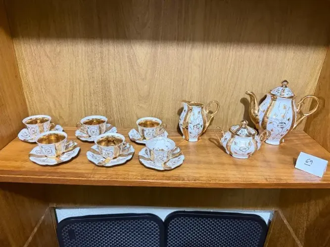 Jogo de chá e café em porcelana branca e ouro