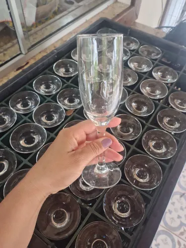 38 taças de champanhe com a caixa transportadora.