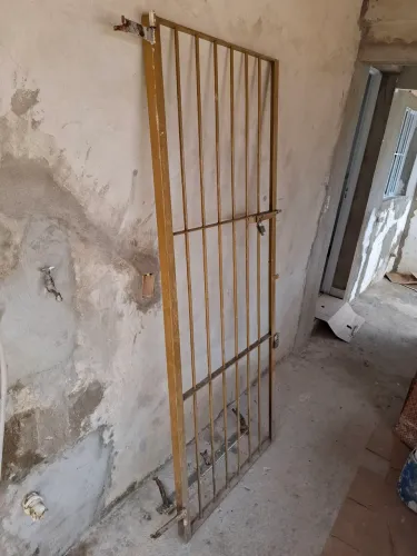 VENDE-SE UMA GRADE DE PROTEÇÃO PARA PORTA ÓTIMO ESTADO DE CONSERVAÇÃO E ÓTIMO PREÇO