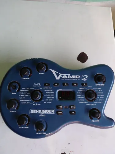 Pedaleira Behringer V-AMP