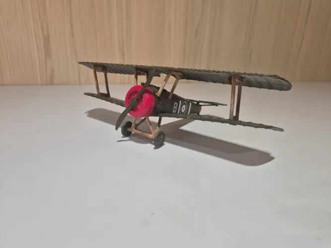 Miniatura colecionável avião biplano britânico Sopwith Camel F.1 usado