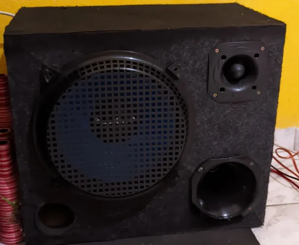 Caixa de som seminova automotiva auto falante de 12 ".