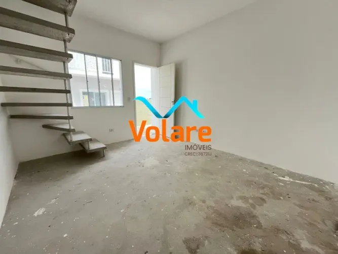 Casa em Condomínio à Venda em Cotia-SP - Chácara Vista Alegre: 2 Quartos, Sala, Banheiro e