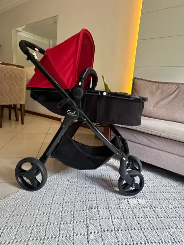 Carrinho de bebê com bebê conforto e moisés 