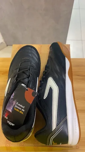 TENIS FUTSAL TOPPER MAESTRO IV PRETO, BRANCO E DOURADO