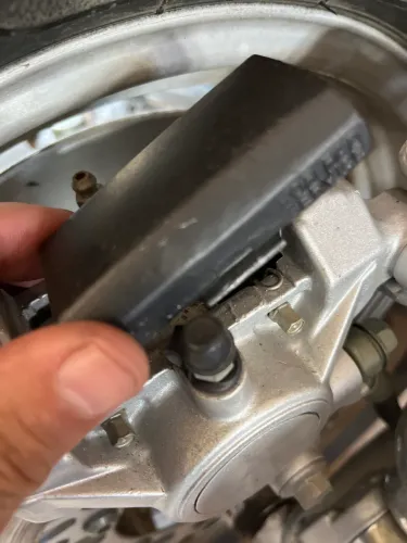 Tampa pinça freio traseira Yamaha V Max 1200