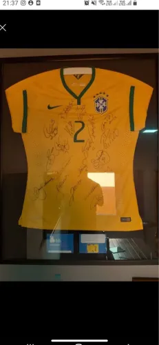 Camisa da Seleção Brasileira Autografada - Copa do Mundo 2014 (Com Autenticidade)