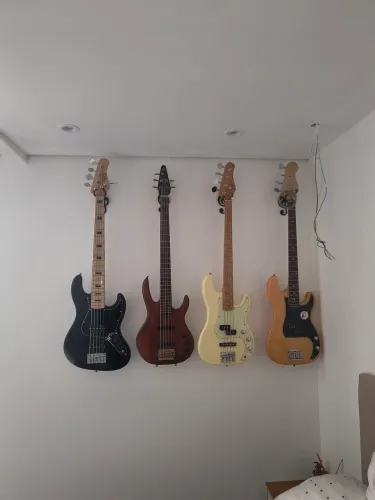 Contrabaixo elétrico,  bem conservado!