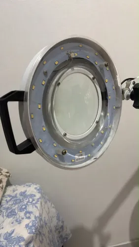LUPA ARTICULADA COM TRIPÉ LED