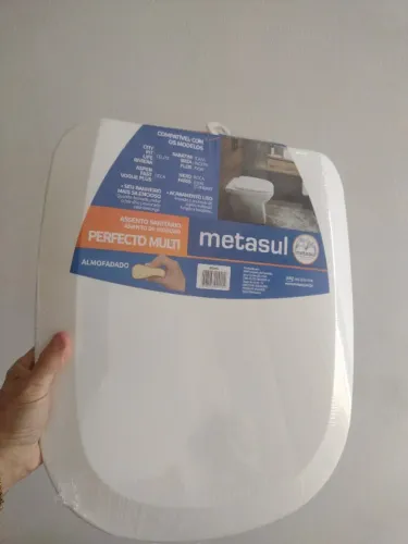 Tampa vaso sanitário retangular almofadada sem uso no centro de São Gonçalo
