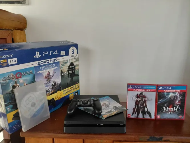 PLAYSTATION 4 SLIM - 1TB (EM PERFEITO ESTADO)