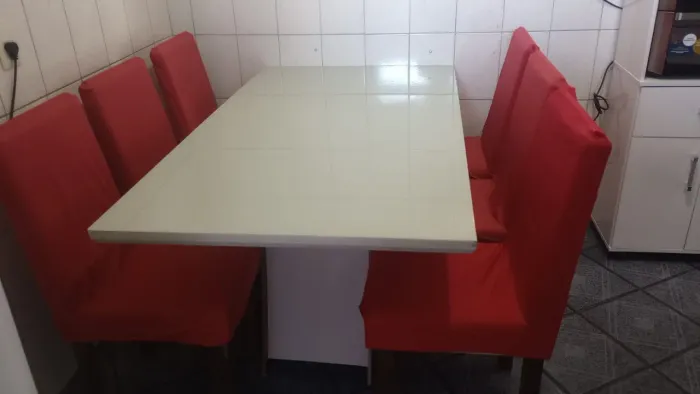 Mesa tampo de vidro com seis cadeiras