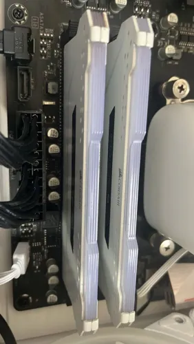 Memória DDR4 Corsair Pro branca 3000MHZ 2x8gb